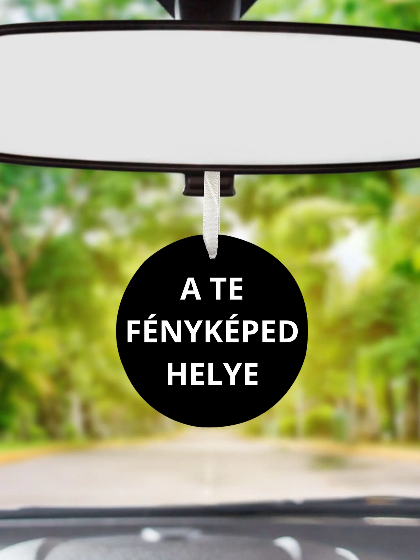 Kör alakú autóillatosító háttérrel