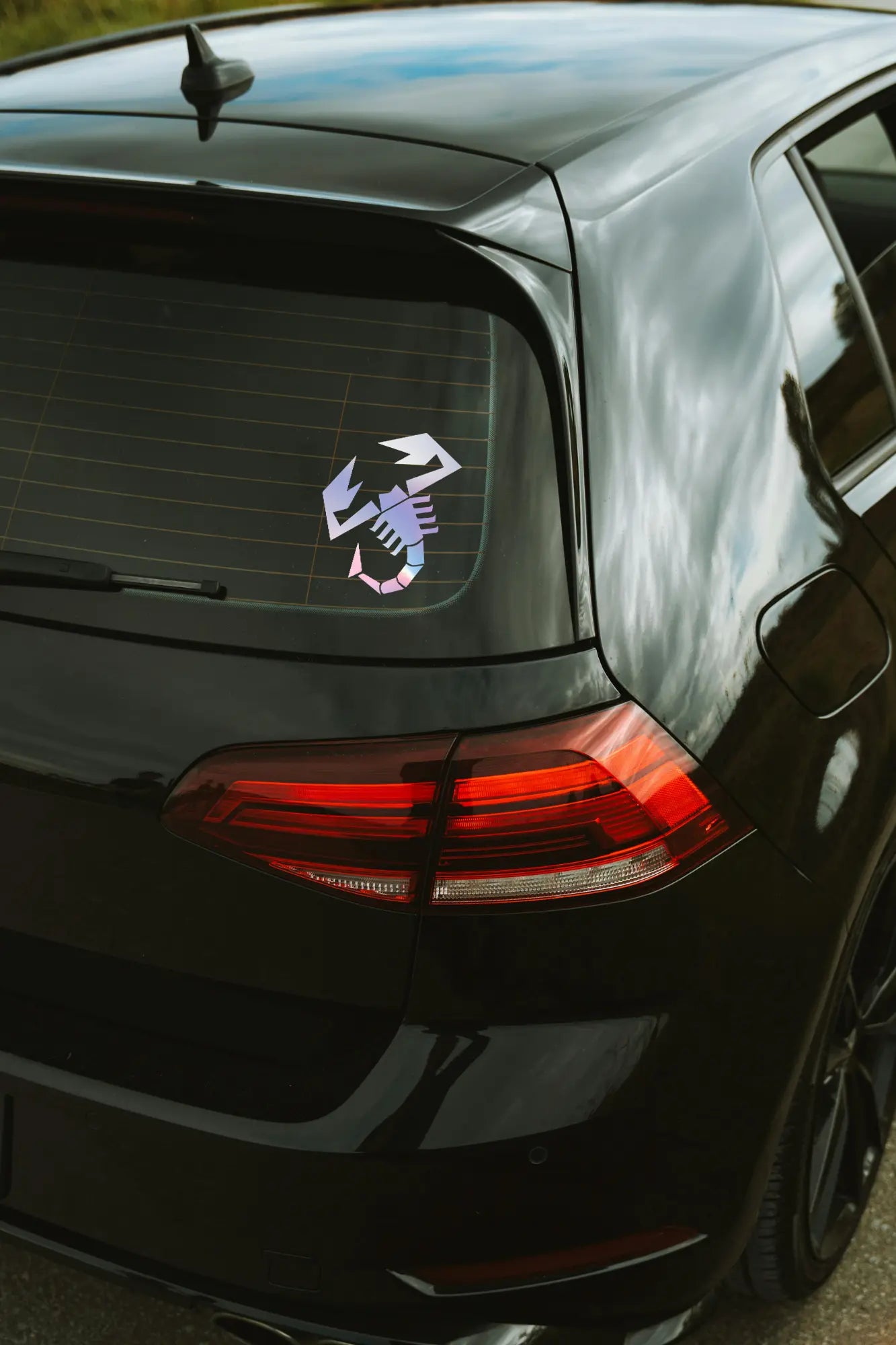 Abarth Scorpion matrica hologram színben az autó hátsó ablakán.