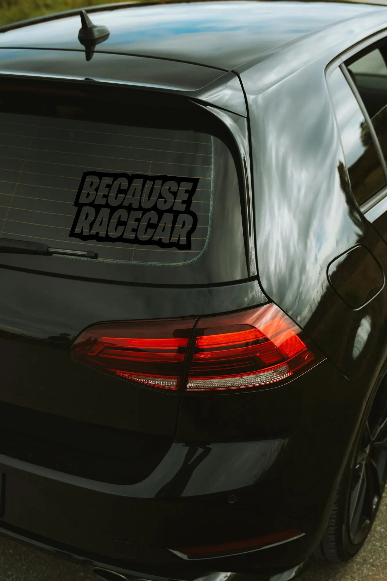 Because Racecar matrica fekete színben az autó hátsó ablakán.