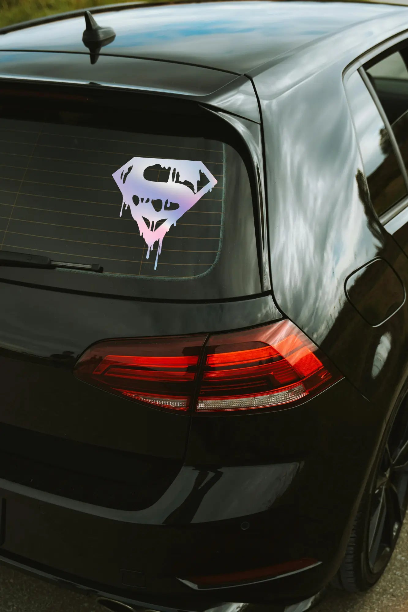 Bloody Superman matrica hologram színben az autó hátsó ablakán.