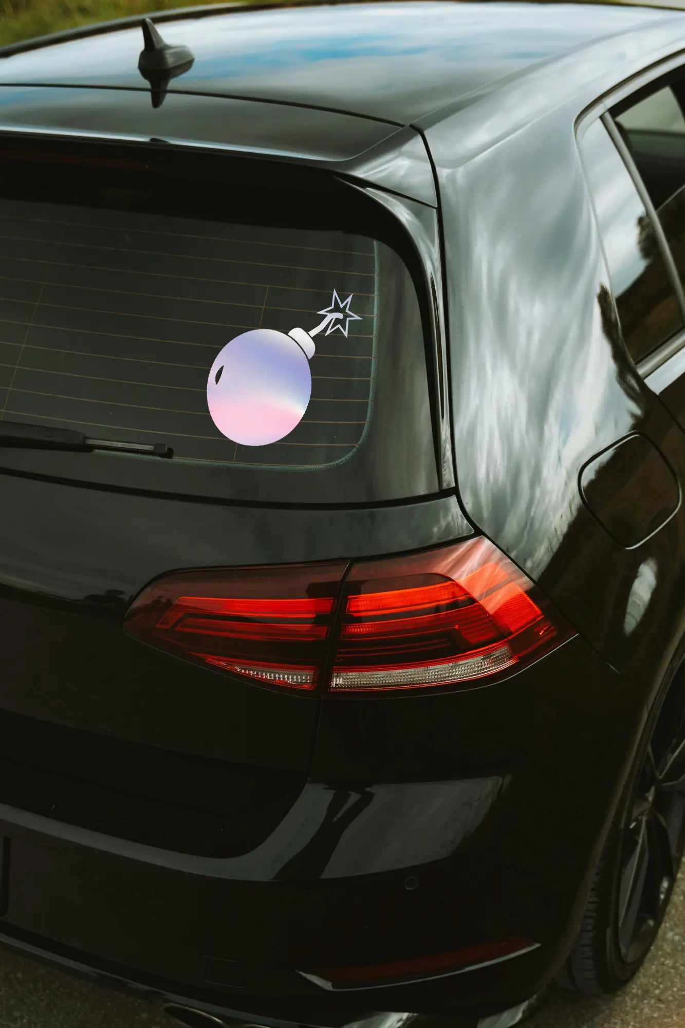 Bomba matrica hologram színben az autó hátsó ablakán.