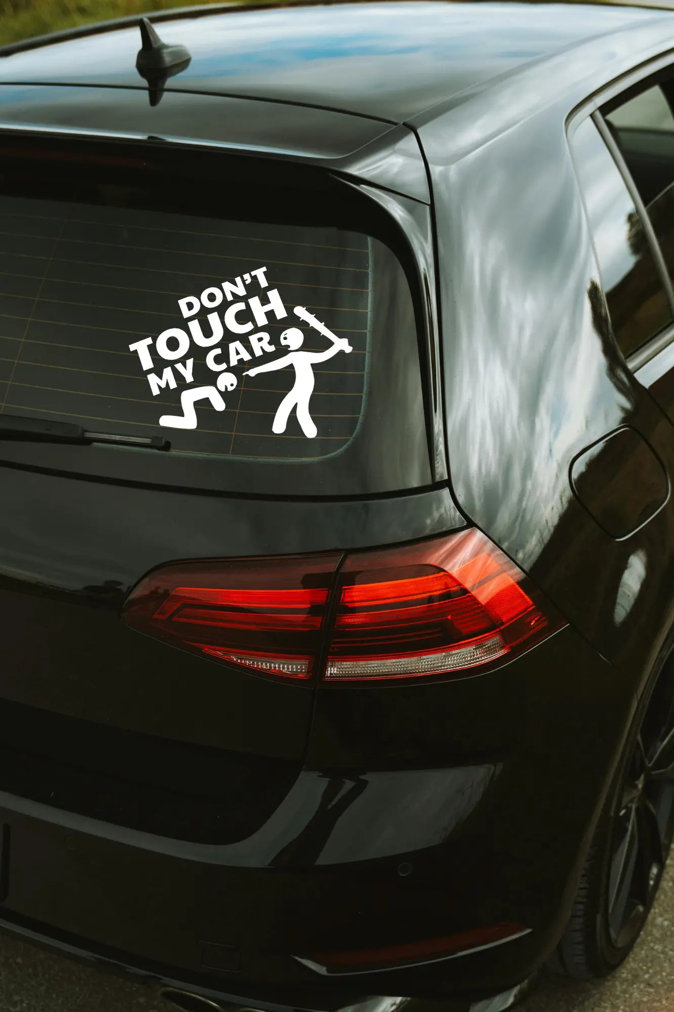 Don't Touch My Car matrica fehér színben az autó hátsó ablakán.