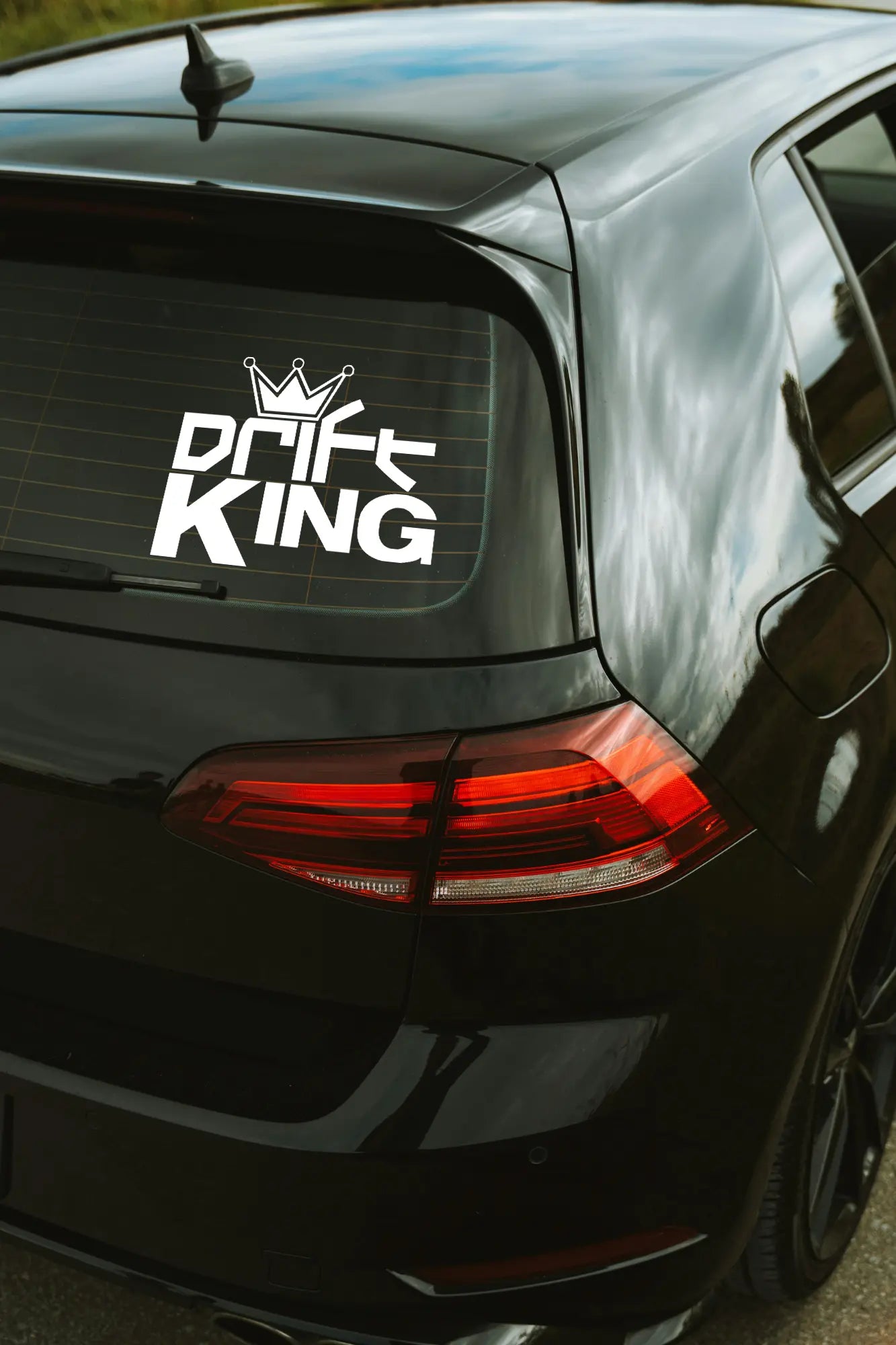 Drift King koronával matrica fehér színben az autó hátsó ablakán.