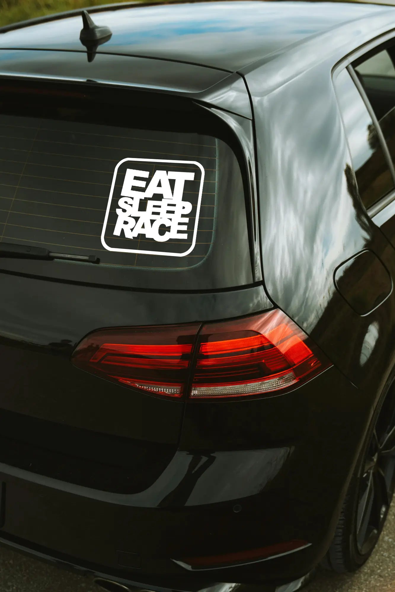 Eat Sleep Race matrica fehér színben az autó hátsó ablakán.