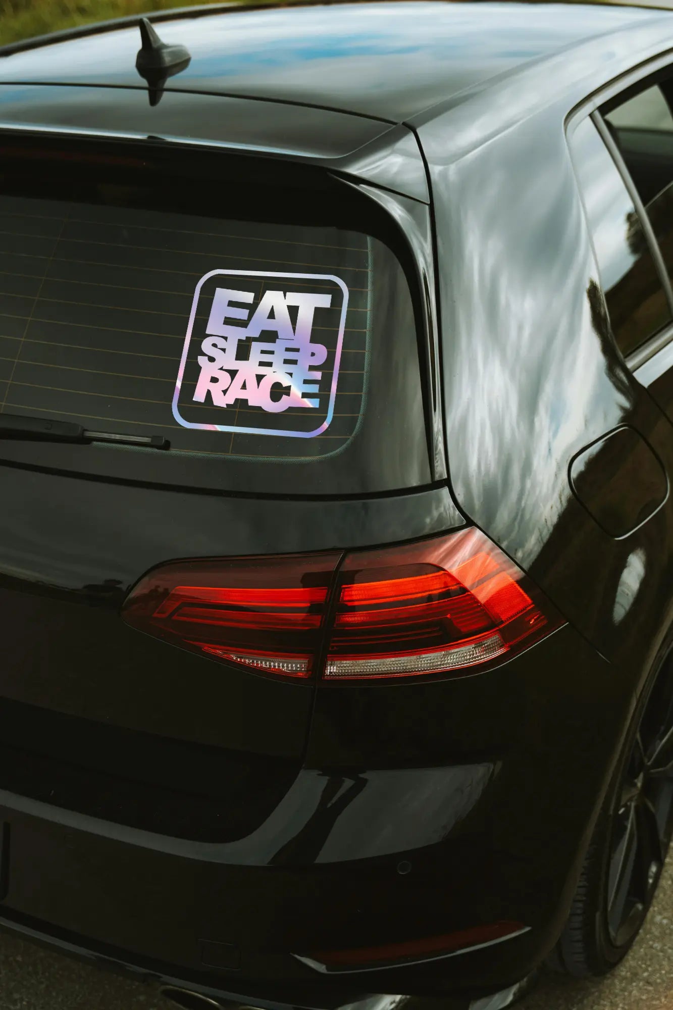Eat Sleep Race matrica hologram színben az autó hátsó ablakán.