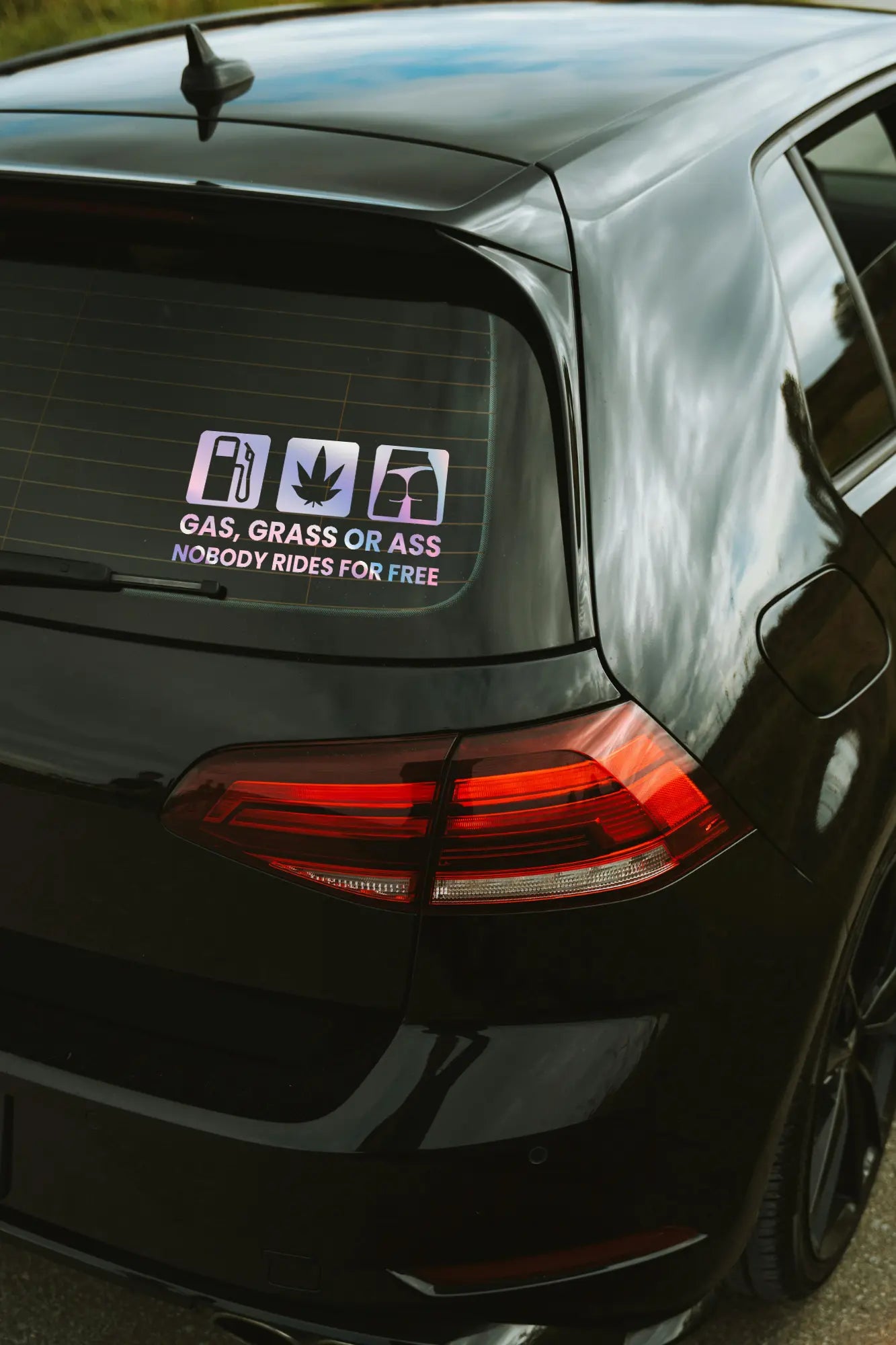 Gas Grass or Ass matrica hologram színben az autó hátsó ablakán.