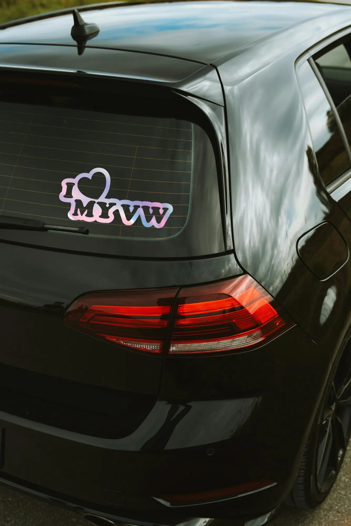 I love my VW matrica hologram színben az autó hátsó ablakán.