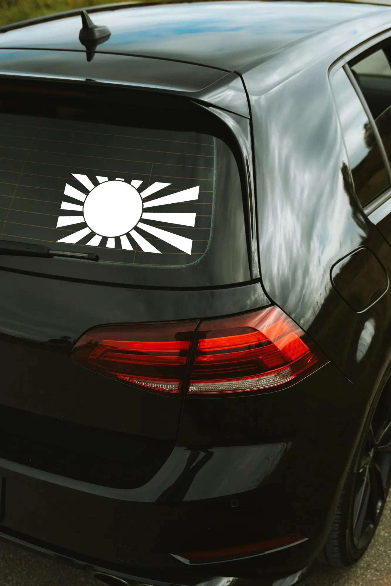 JDM Japán zászló matrica fehér színben az autó hátsó ablakán.