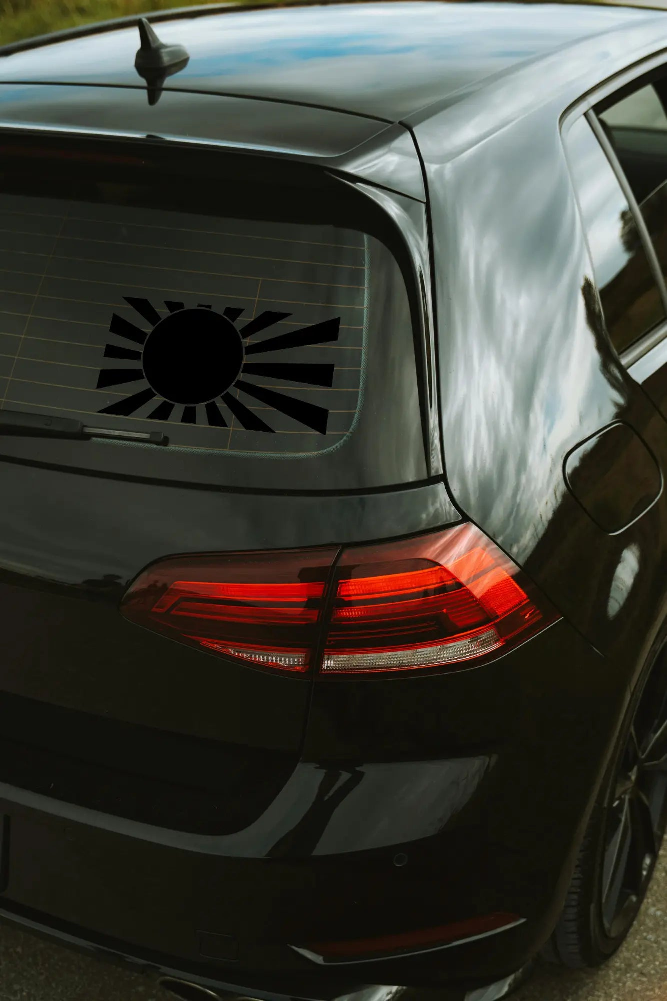 JDM Japán zászló matrica fekete színben az autó hátsó ablakán.