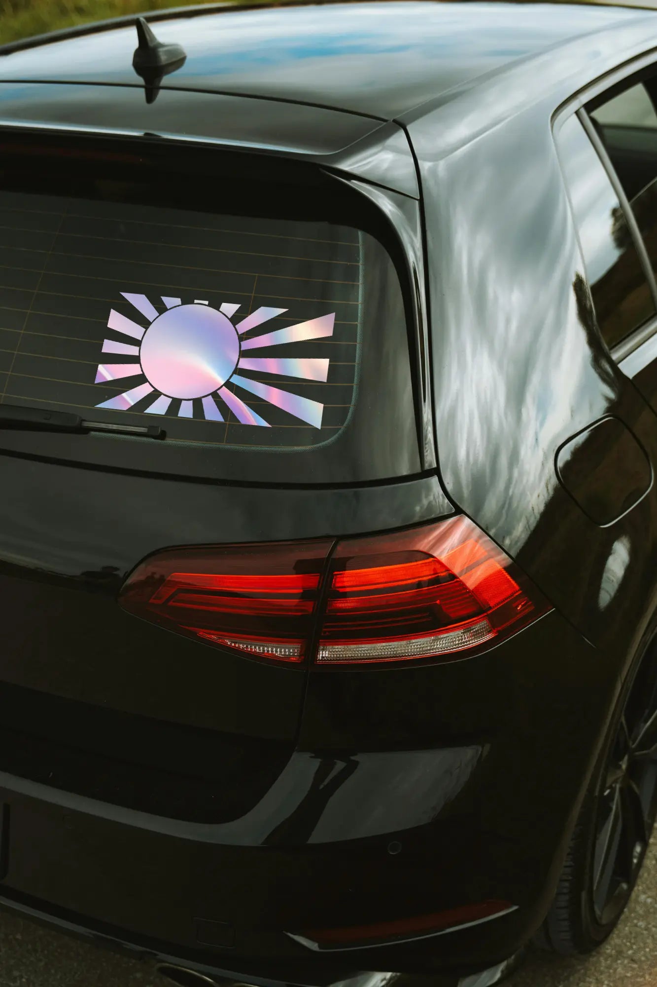 JDM Japán zászló matrica hologram színben az autó hátsó ablakán.