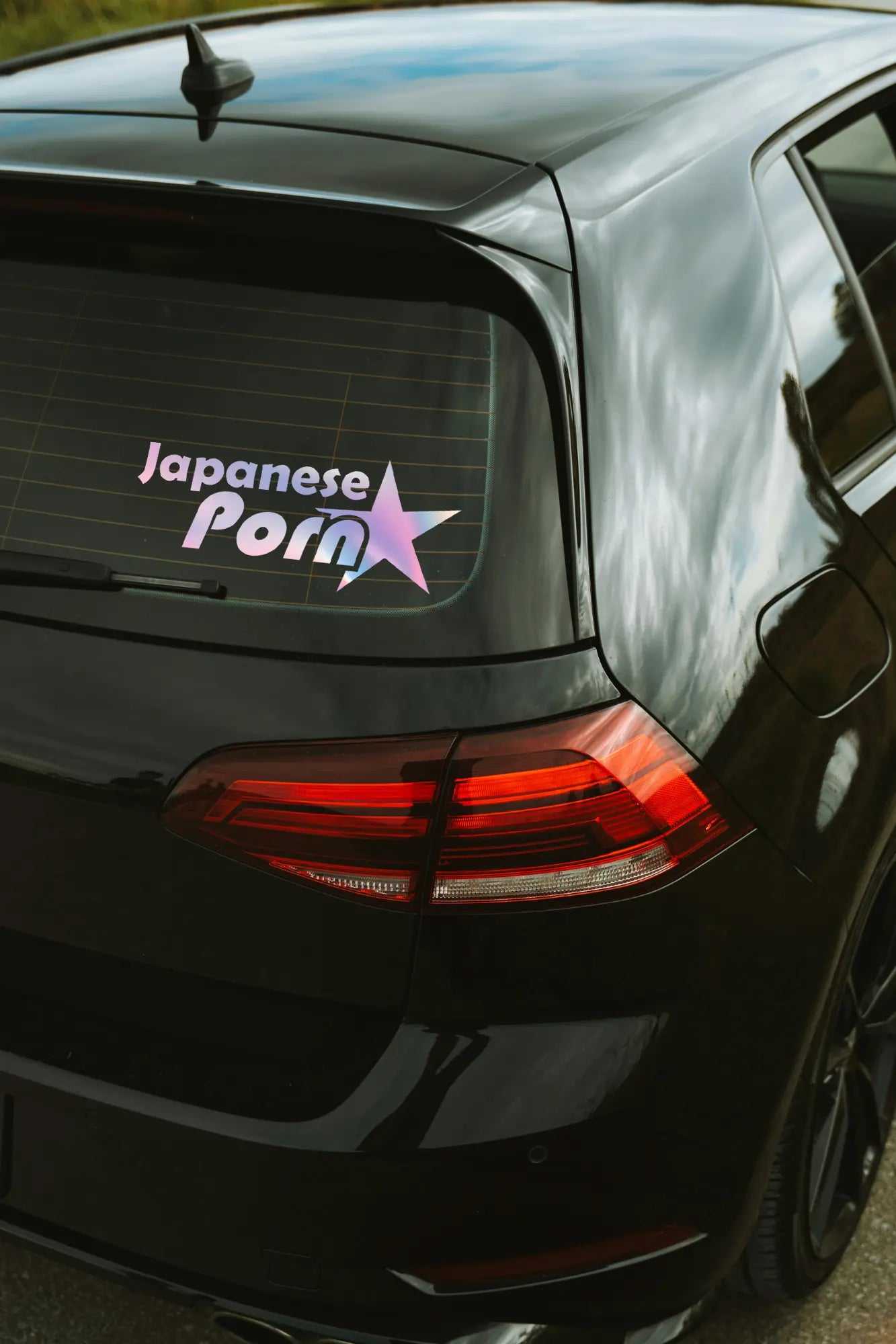 Japanese Porn matrica hologram színben az autó hátsó ablakán.