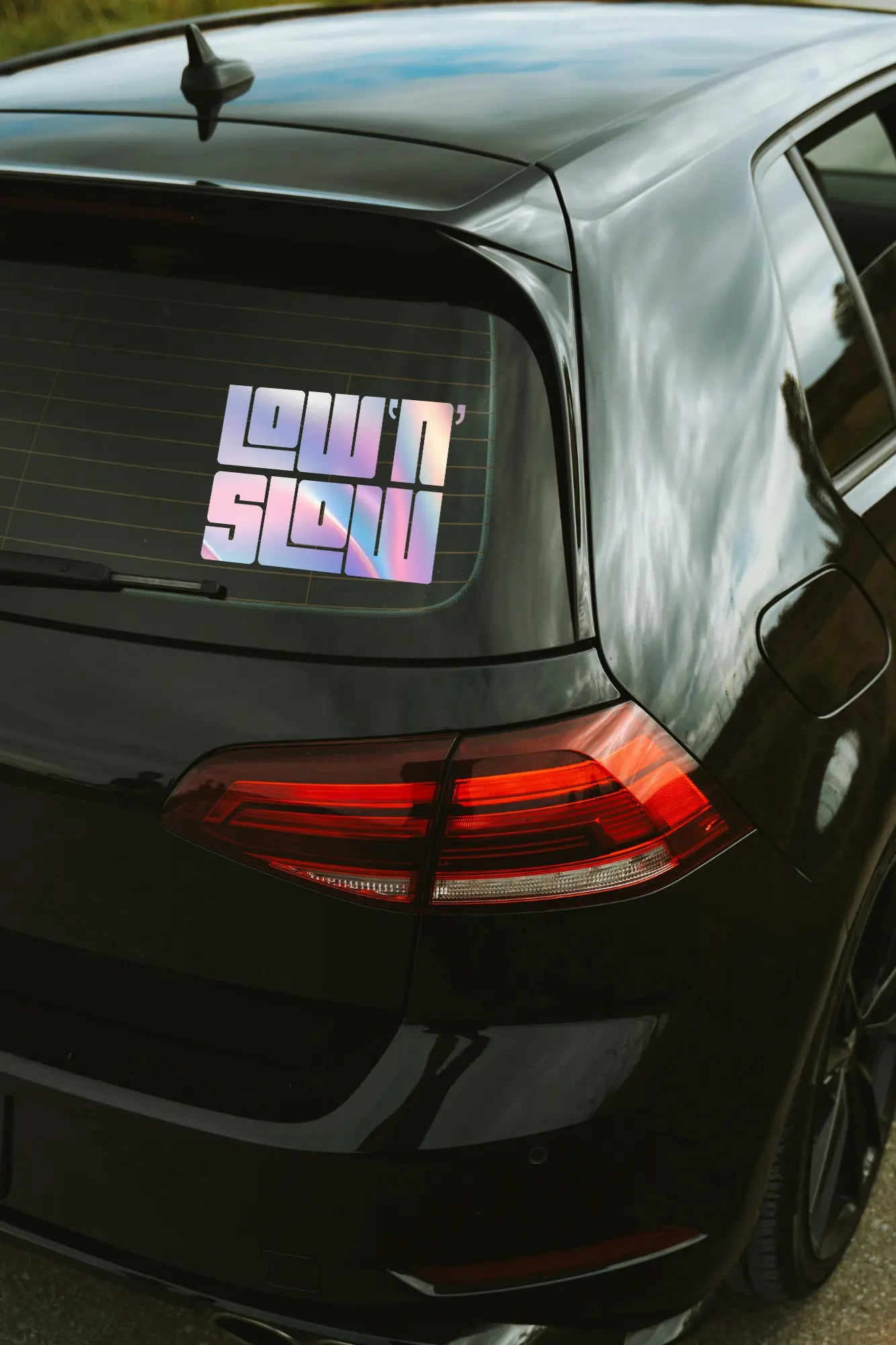 Low N Slow matrica hologram színben az autó hátsó ablakán.