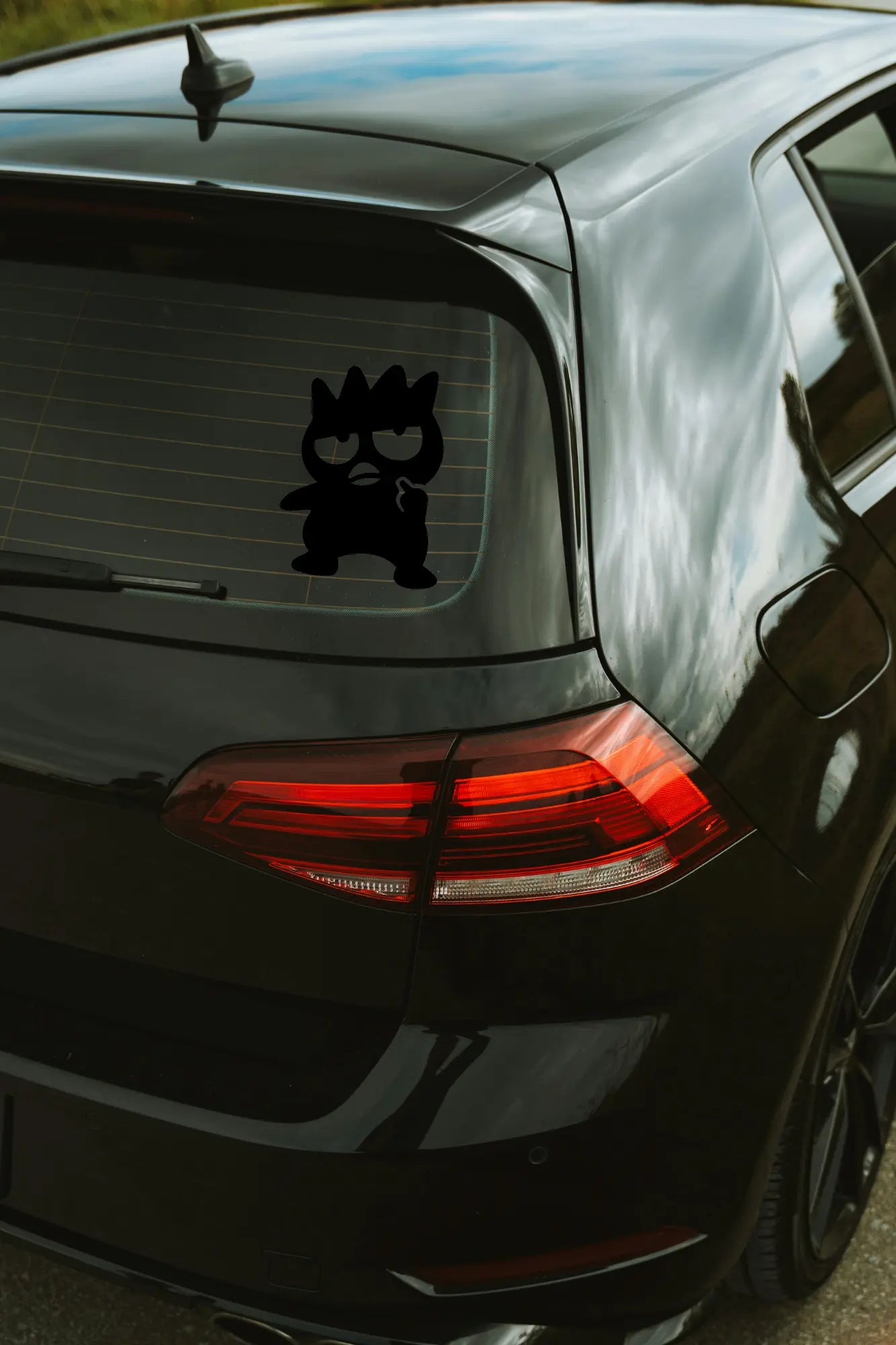 Monster Middle Finger matrica fekete színben az autó hátsó ablakán.