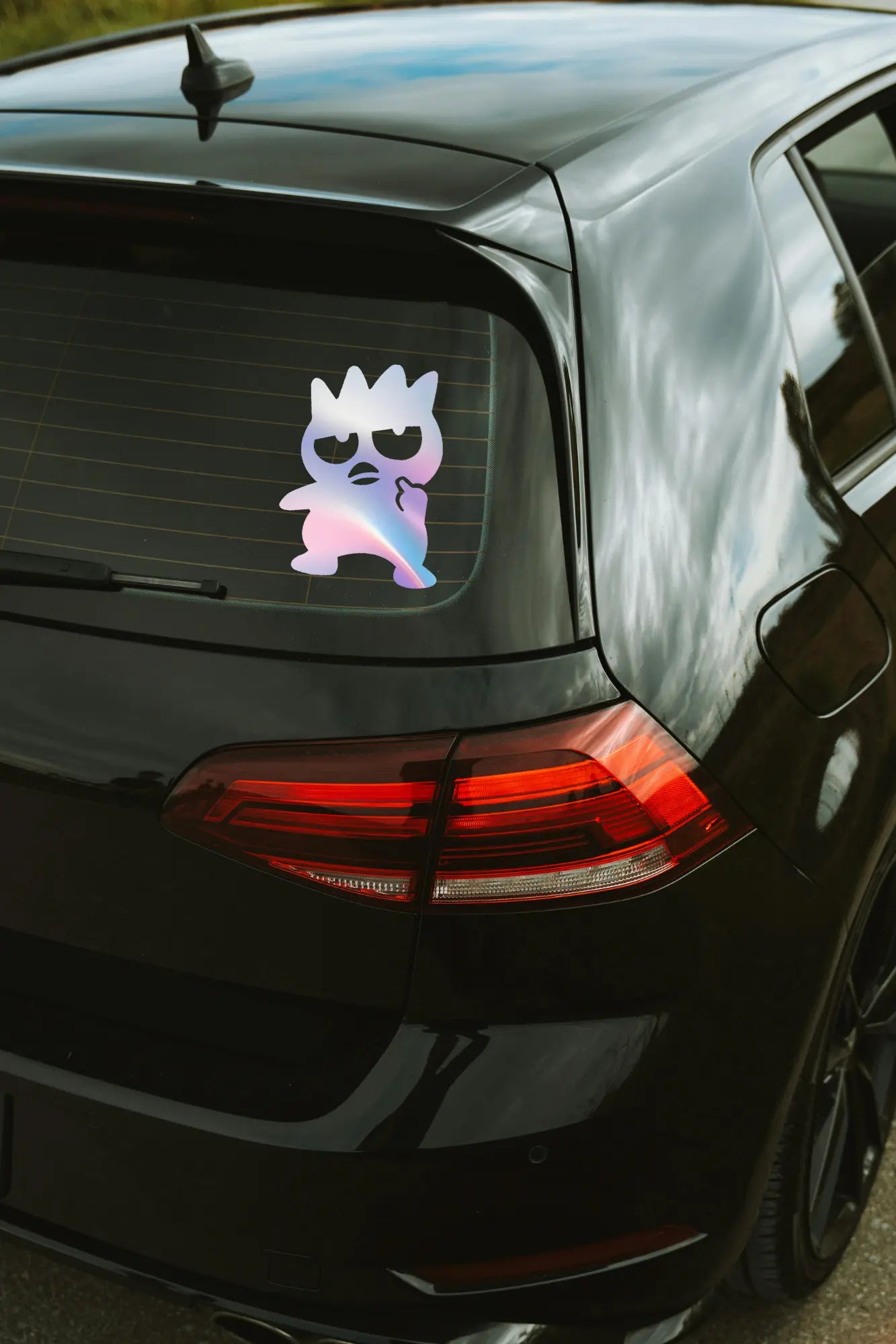 Monster Middle Finger matrica hologram színben az autó hátsó ablakán.
