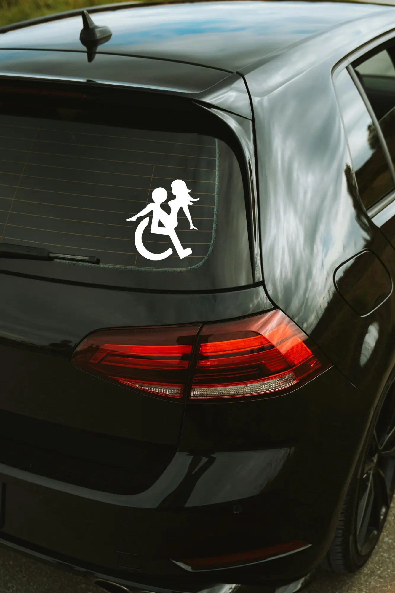 Sexy Wheelchair matrica fehér színben az autó hátsó ablakán.