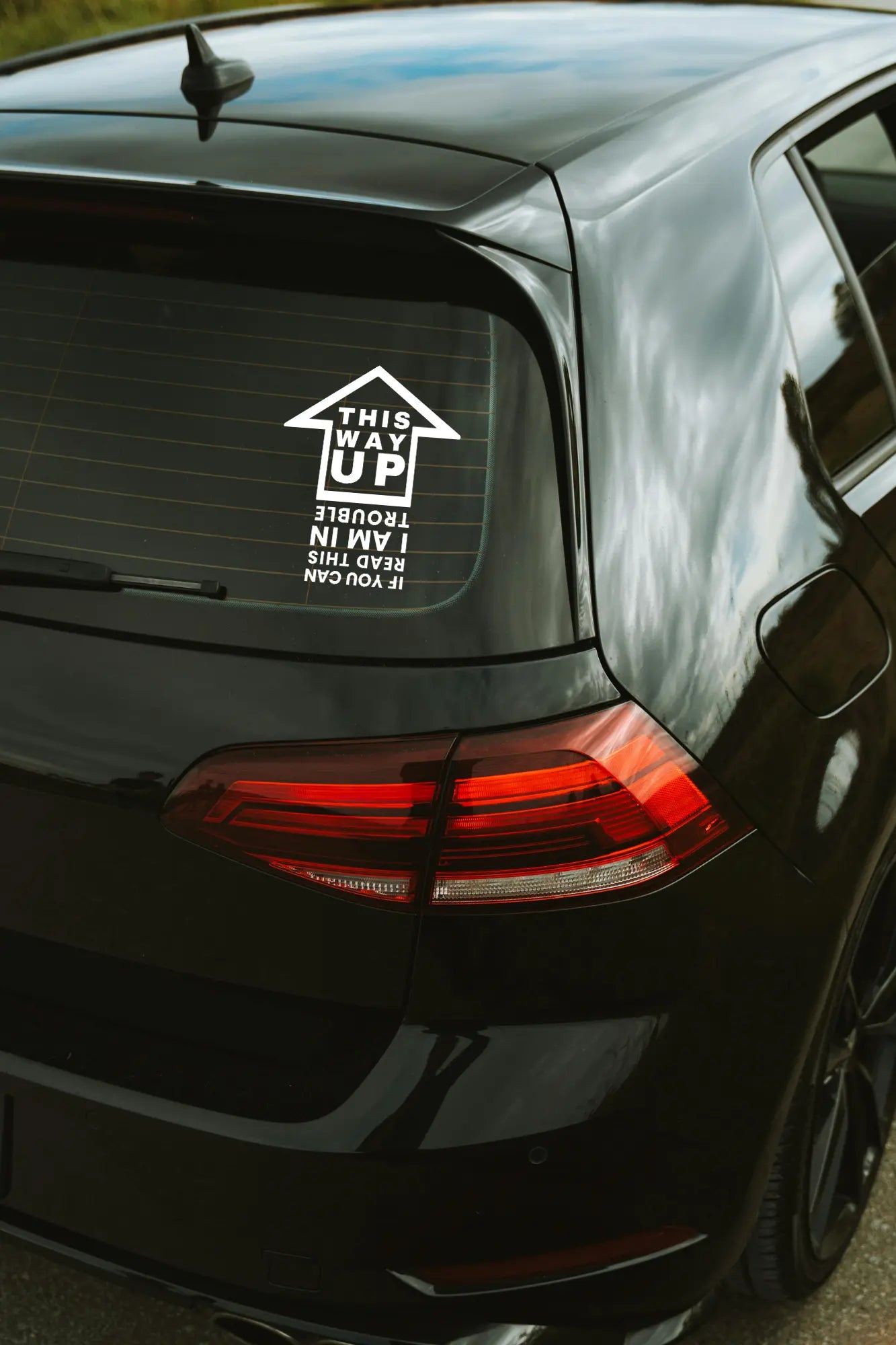This way up matrica fehér színben az autó hátsó ablakán.