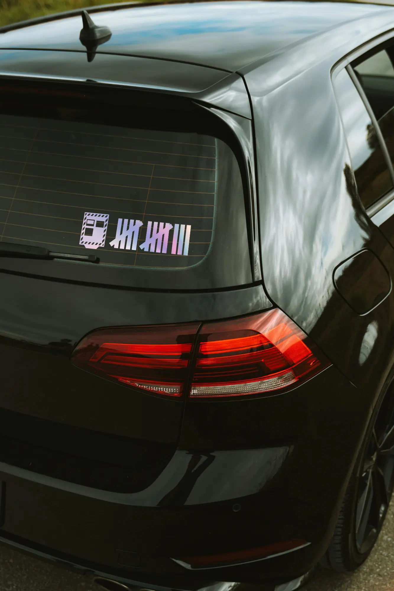 Traffipax strigulák matrica hologram színben az autó hátsó ablakán.