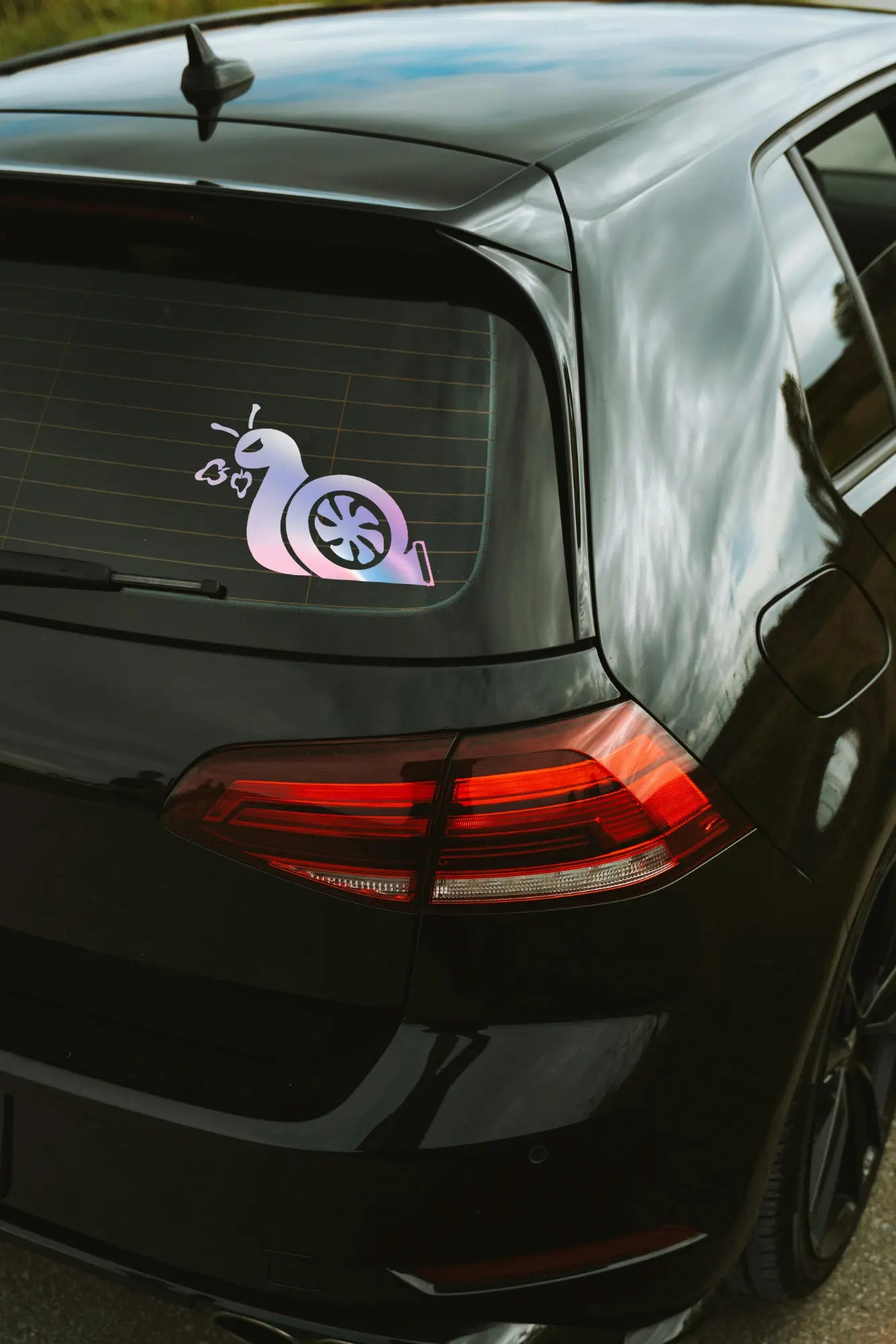 Turbo csiga matrica hologram színben az autó hátsó ablakán.