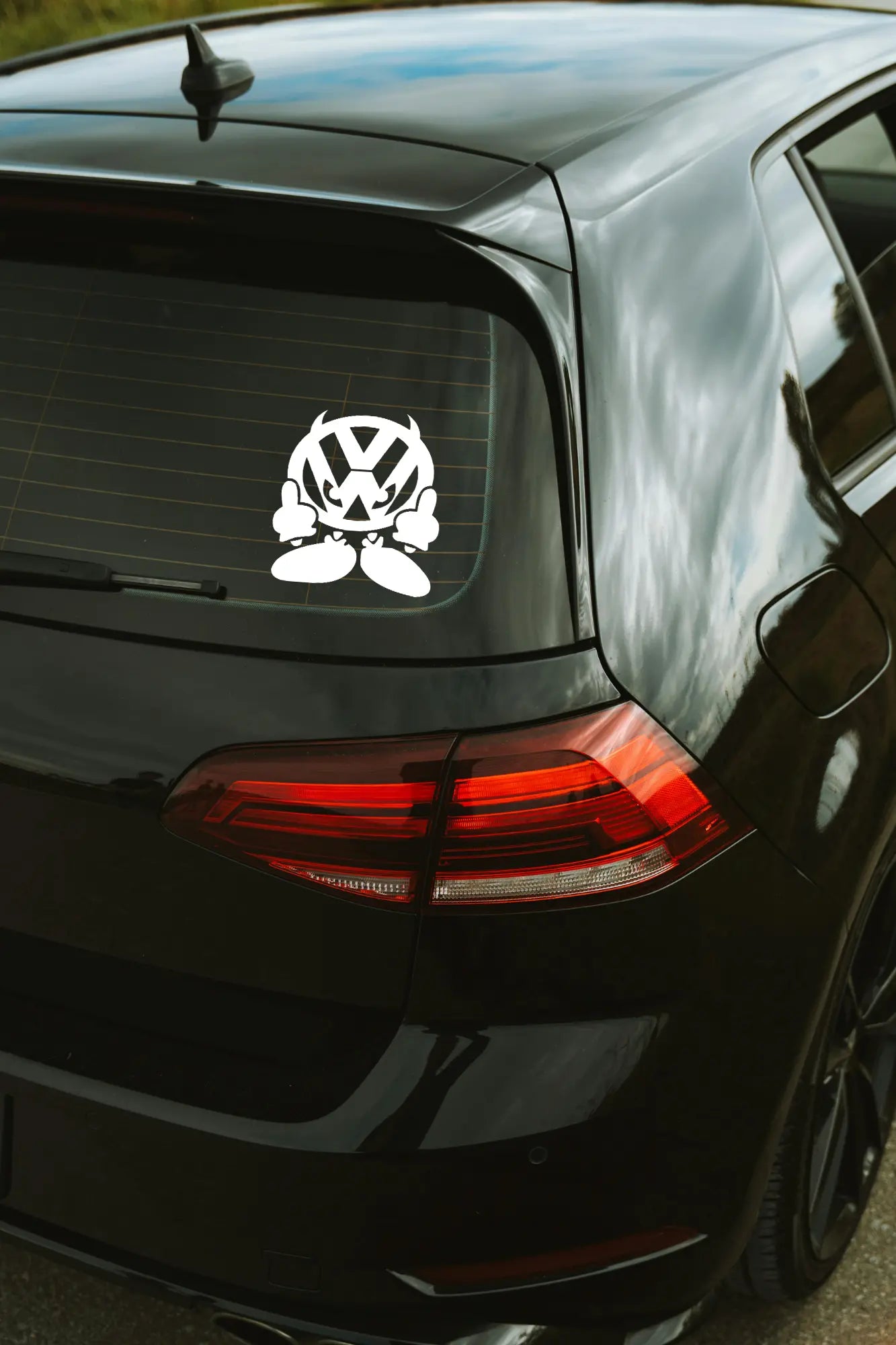 VW Demon matrica fehér színben az autó hátsó ablakán.