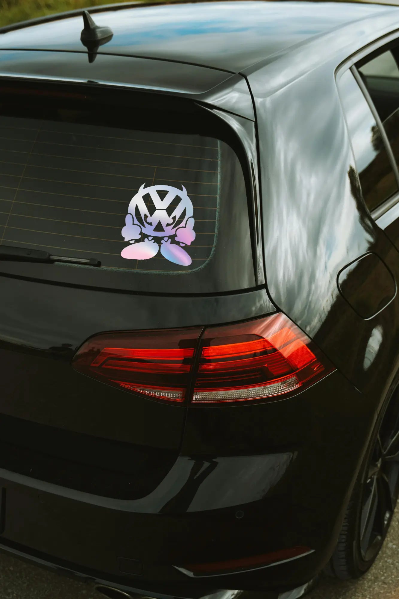 VW Demon matrica hologram színben az autó hátsó ablakán.