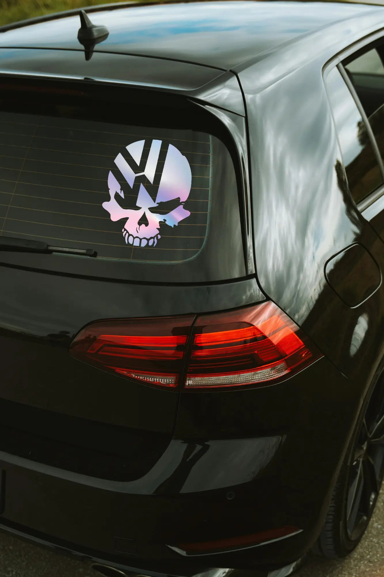 VW Koponya matrica hologram színben az autó hátsó ablakán.