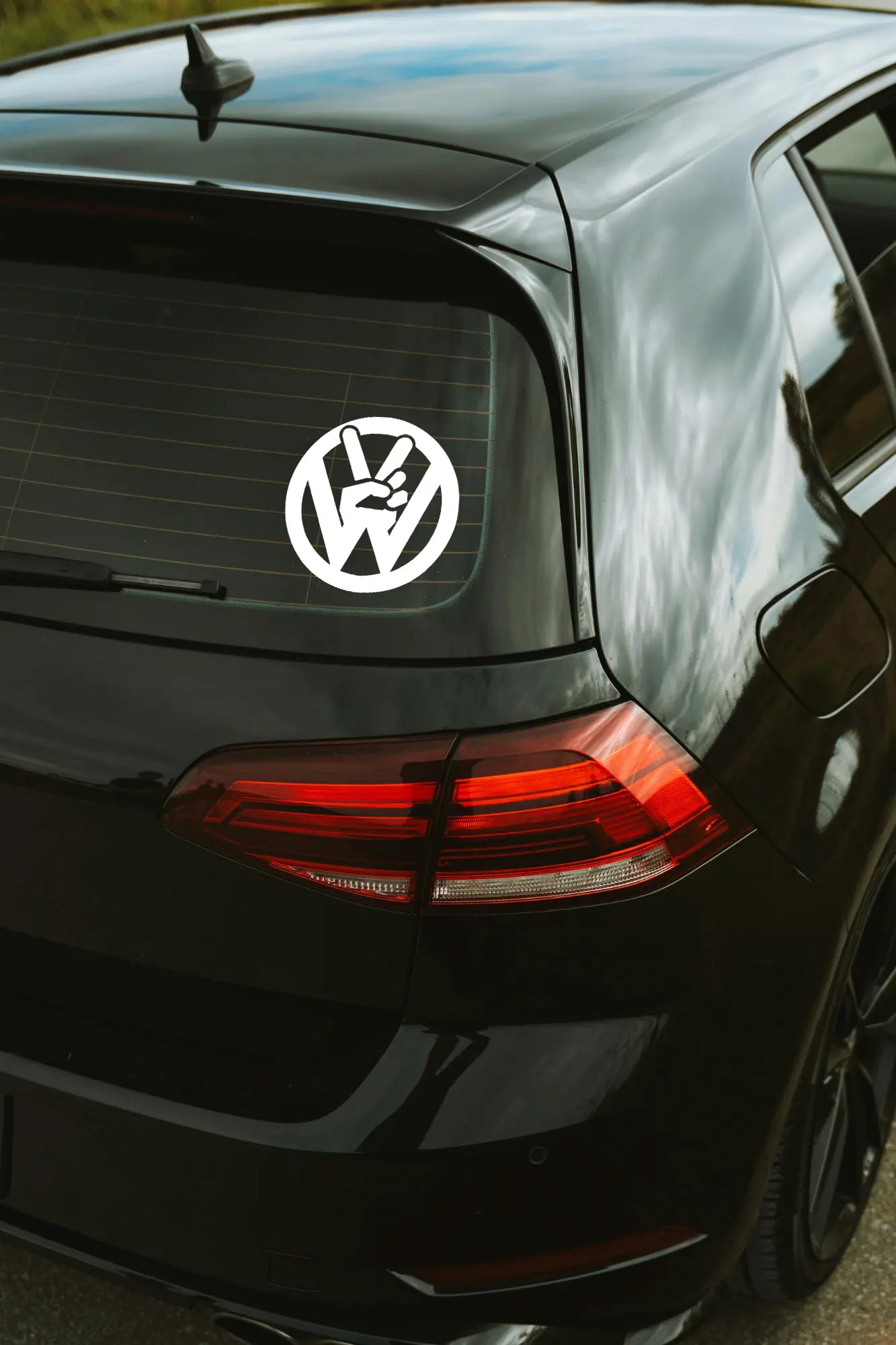 VW Peace Love matrica fehér színben az autó hátsó ablakán.