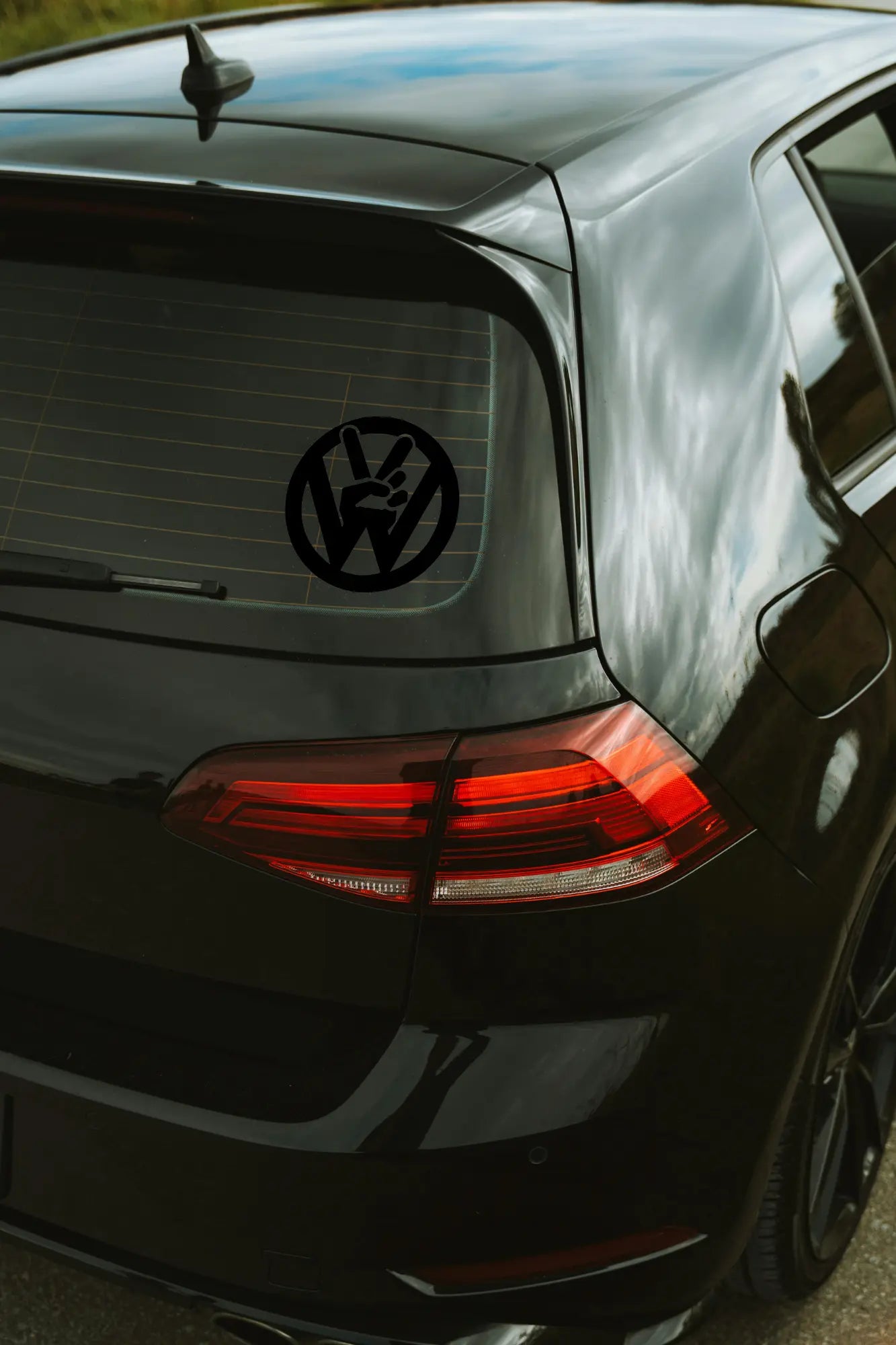VW Peace Love matrica fekete színben az autó hátsó ablakán.