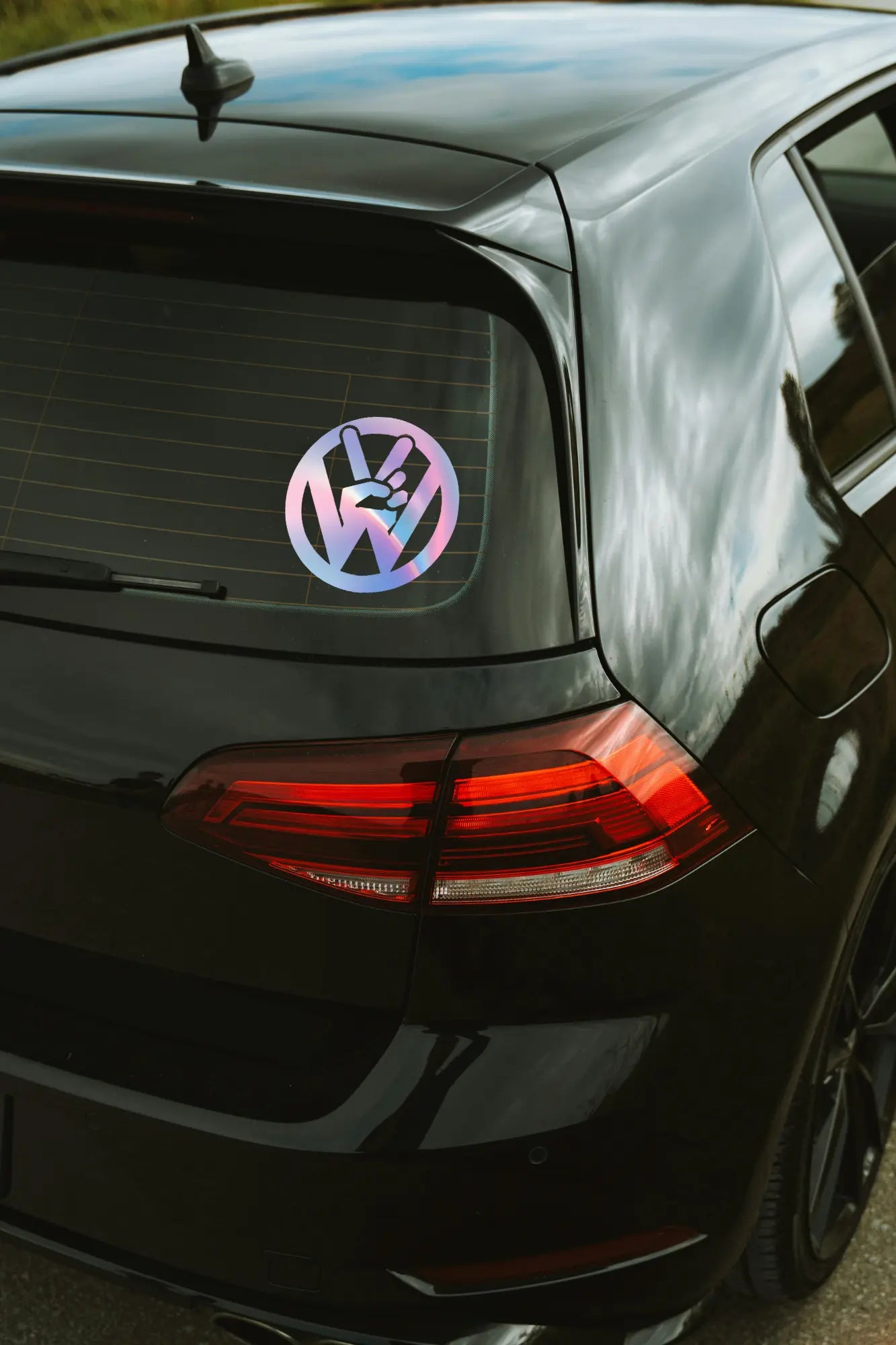VW Peace Love matrica hologram színben az autó hátsó ablakán.