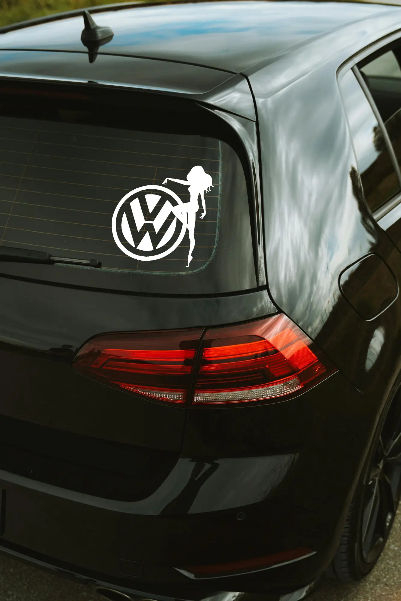 VW Sexy Girl matrica fehér színben az autó hátsó ablakán.