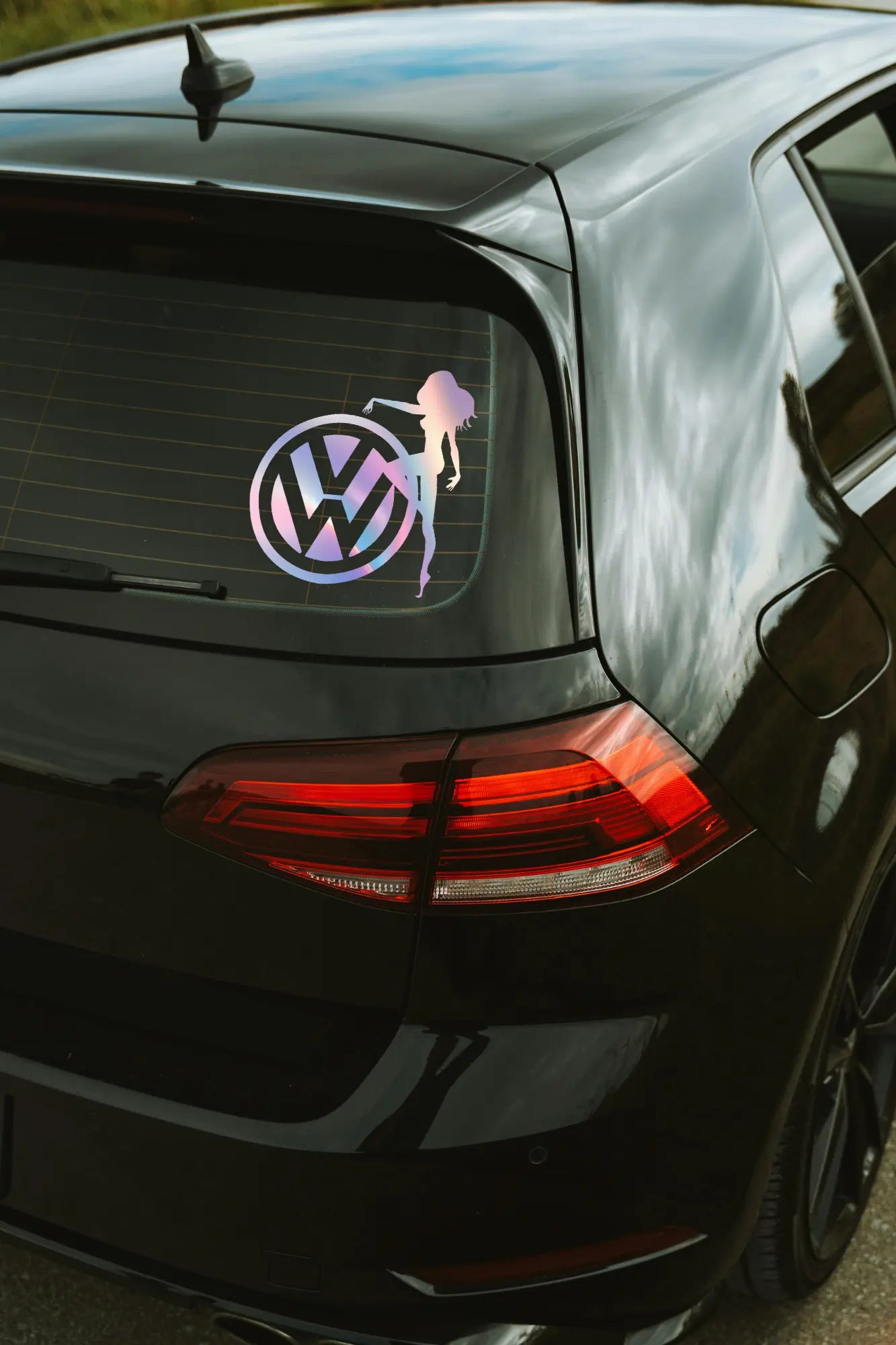 VW Sexy Girl matrica hologram színben az autó hátsó ablakán.