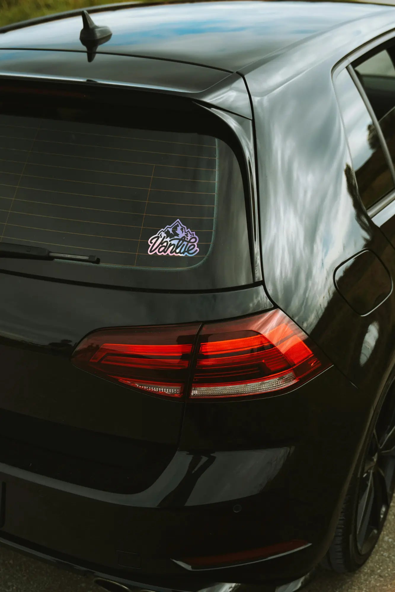 Vanlife matrica hologram színben az autó hátsó ablakán.