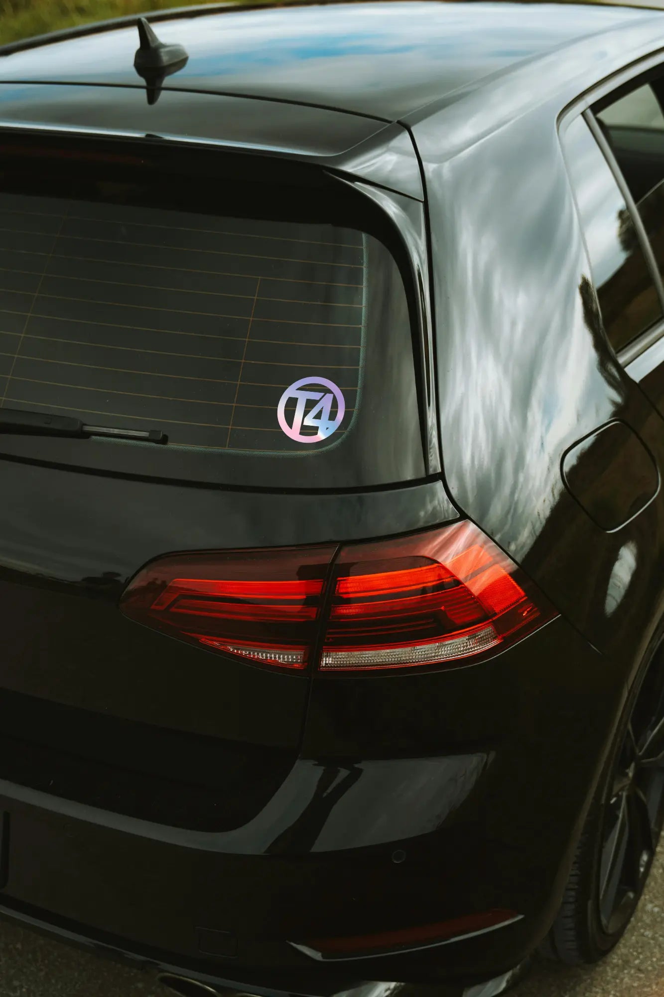Volkswagen T4 matrica hologram színben az autó hátsó ablakán.