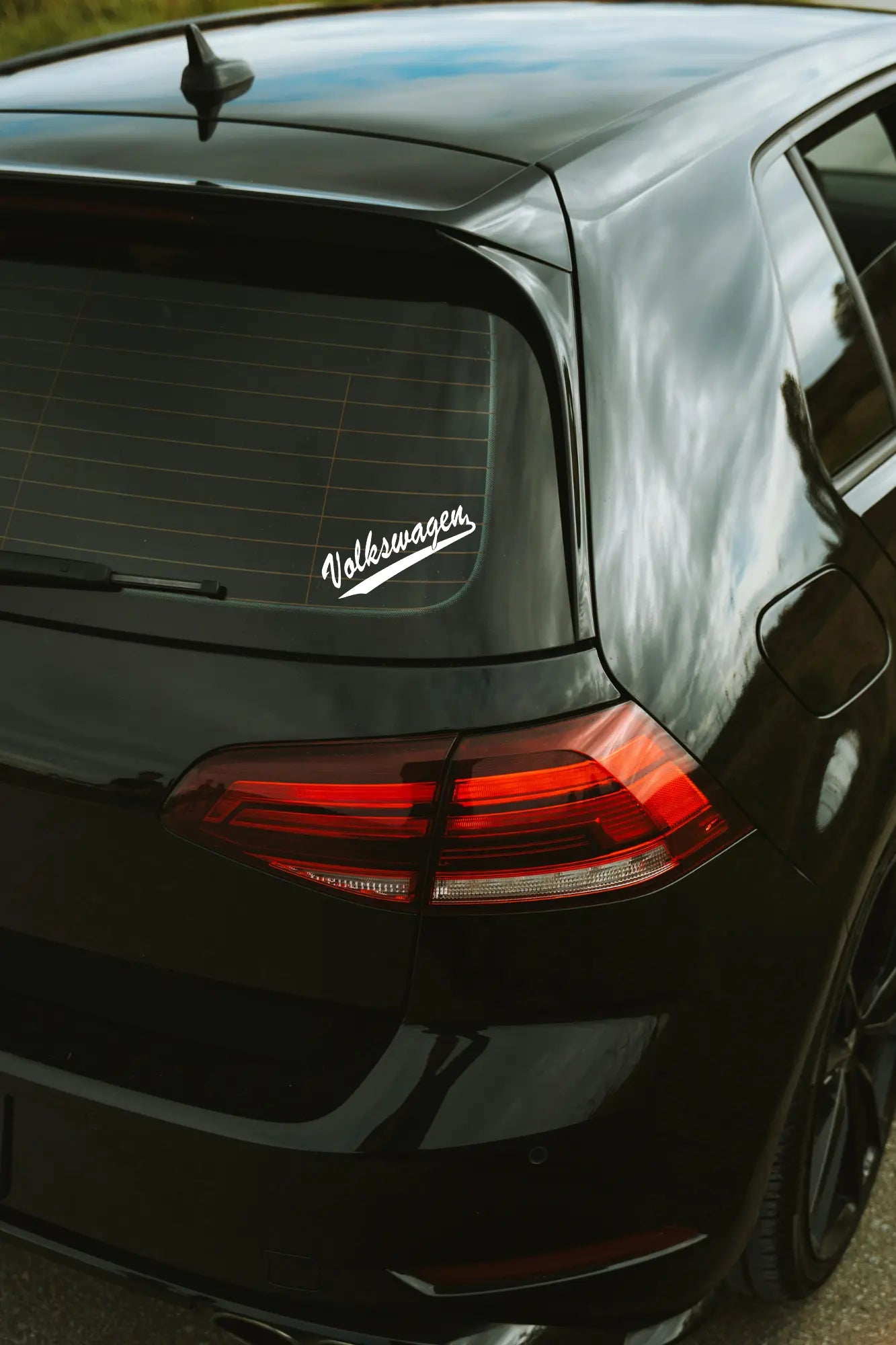 Volkswagen Vintage matrica fehér színben az autó hátsó ablakán.