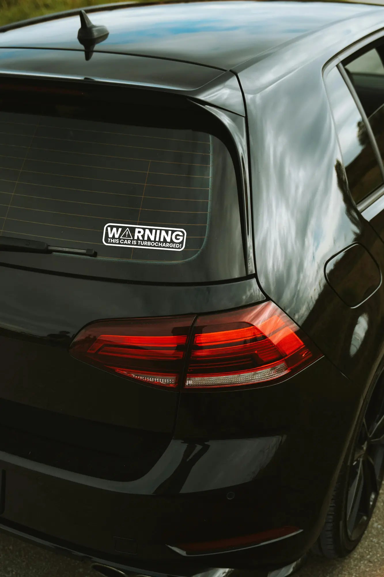 Warning this car is turbocharged! matrica fehér színben az autó hátsó ablakán.