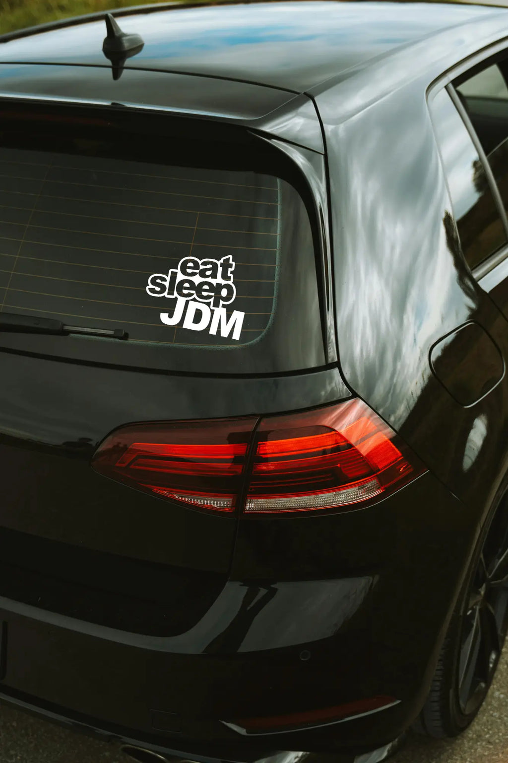 eat sleep JDM matrica fehér színben az autó hátsó ablakán.